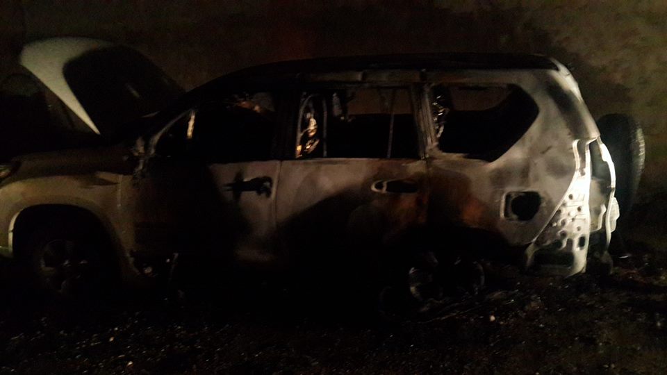 بە وێنە..لە سلێمانی ئۆتۆمبێلی مامۆستایانی ناڕازی دەسوتێنرێت